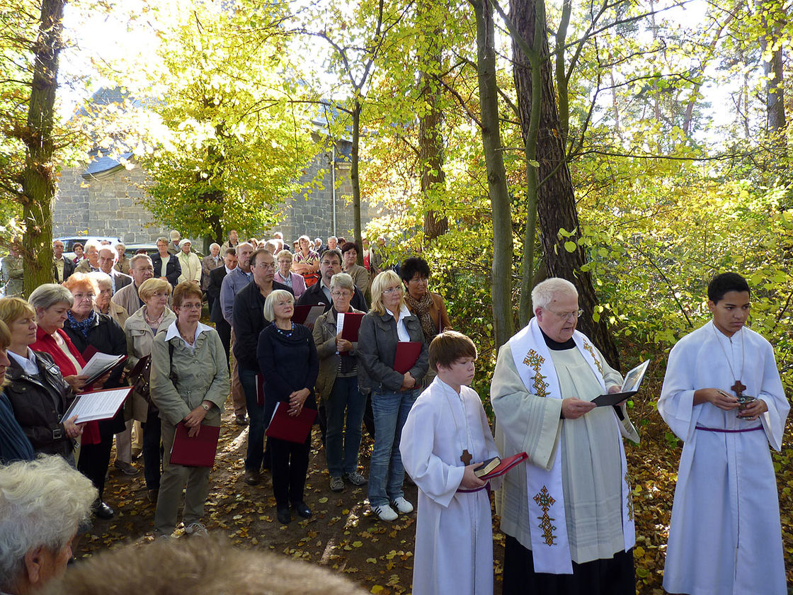 Einweihung der sieben Fußfälle im Oktober 2012 (Foto: Karl-Franz Thiede)